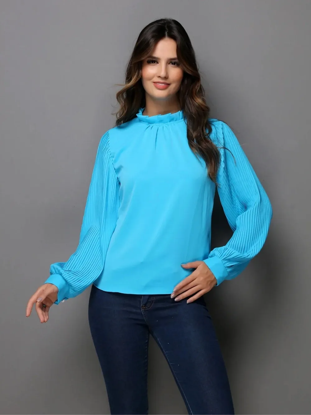 Blusa Feminina Gola Alta com Manga Plissada e Punho