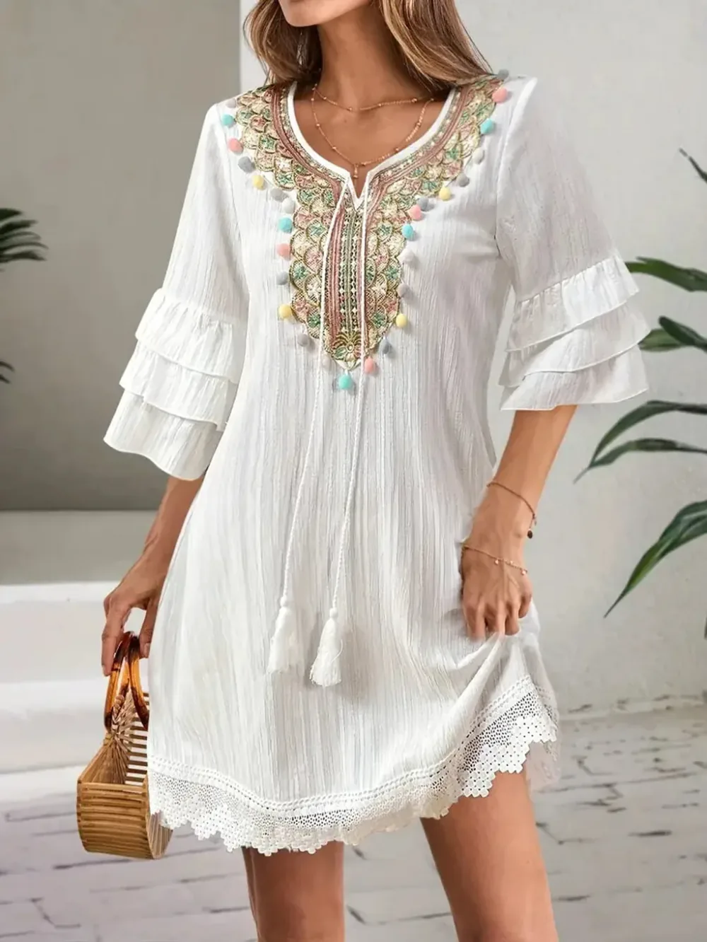 Vestido Feminino Curto Manga Sino com Bordado Colorido e Renda — Off White